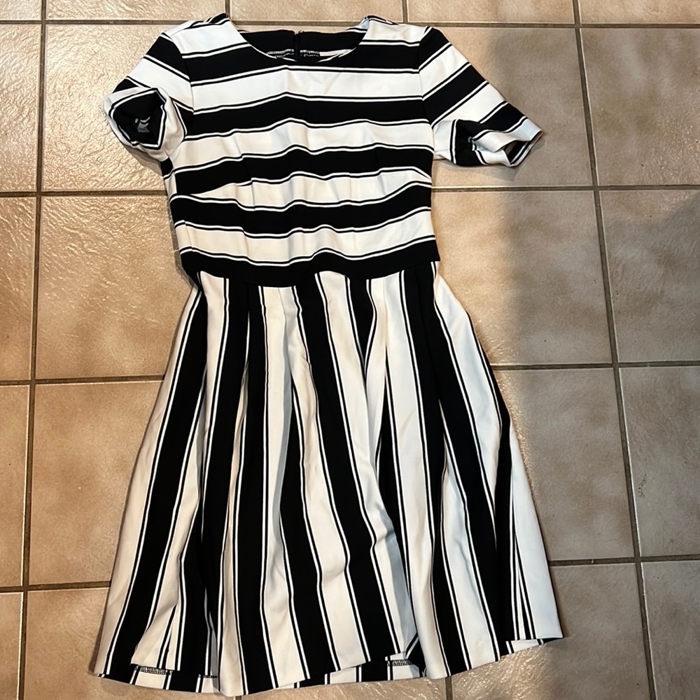 Loft size 4 black and white dress. Gorgeous